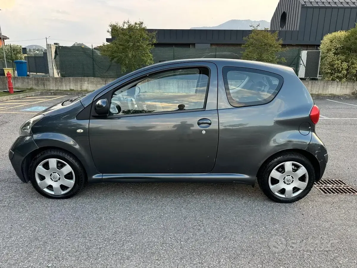 Usata Toyota Aygo Sol 68 CV (50 kW) 2005 Grigio Utilitaria