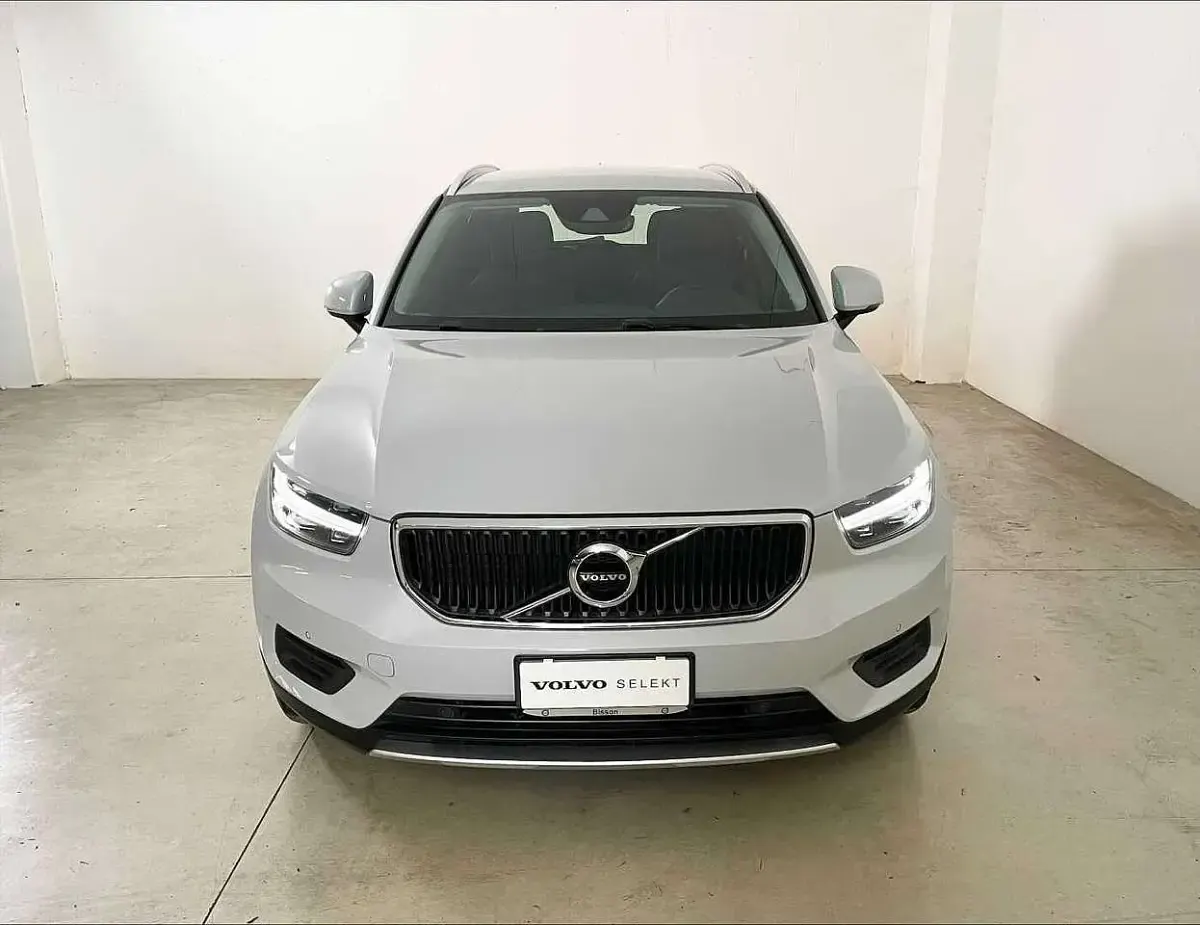 Usata Volvo XC40 Momentum 129 CV (94 kW) 2022 Glacier silver SUV