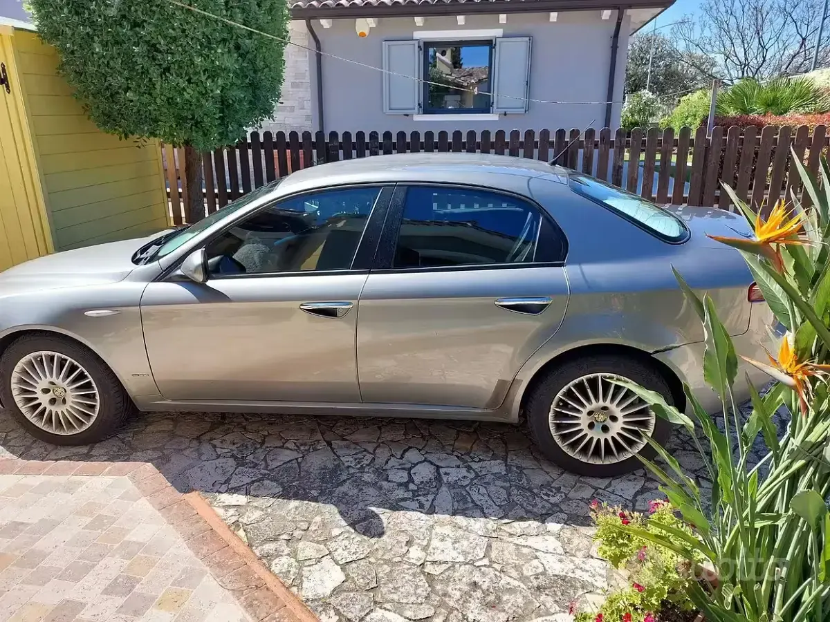 Second-hand Alfa Romeo 159 Distinctive 120 CP (88 kW) 2006 Gri Berlinǎ