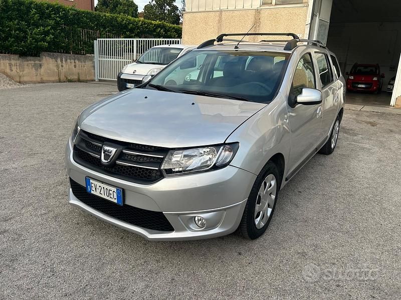 Argento Usata 2014 Dacia Logan MCV Station wagon | 4300 € (Buon prezzo) - Immagine 1/4