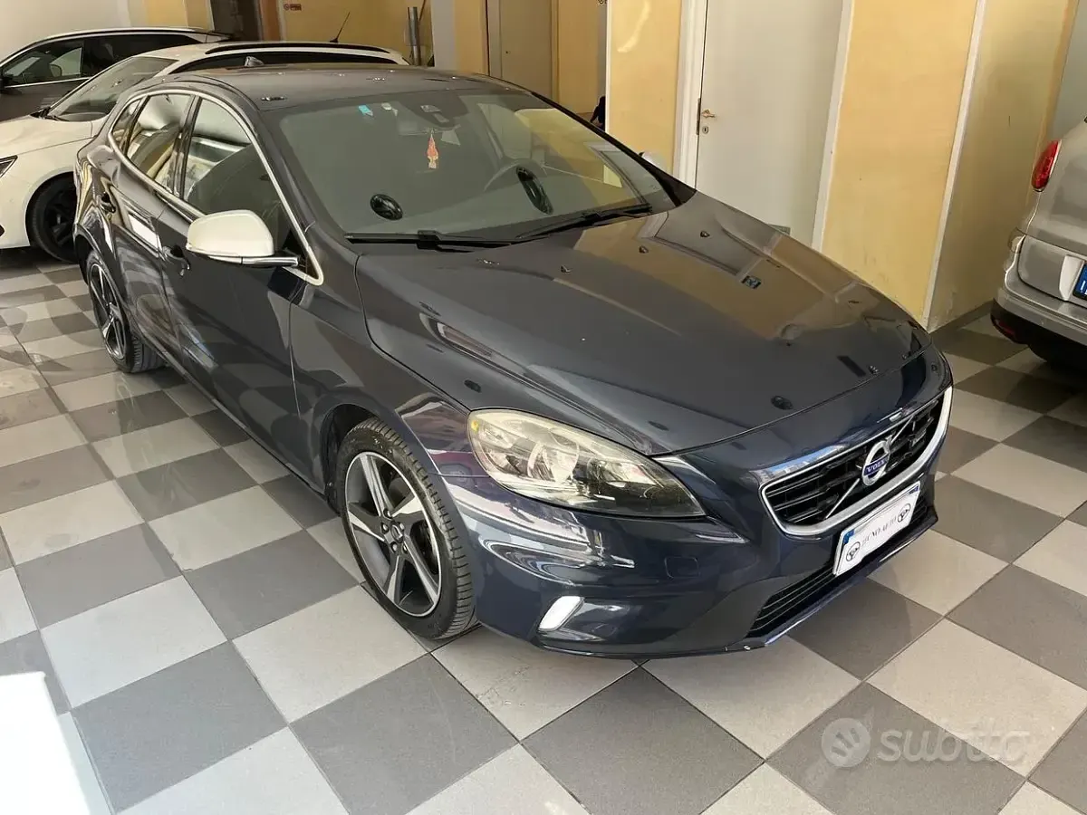 Usata Volvo V40 R-Design Momentum 115 CV (84 kW) 2014 Bluazzurro Berlina