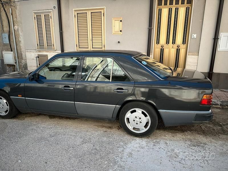 Usata Mercedes E200 122 CV (89 kW) 1991 Nero Berlina