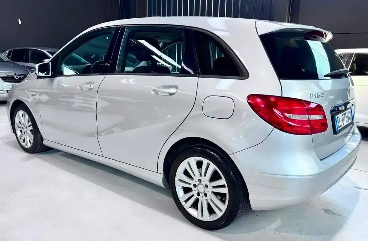 Usata Mercedes B180 122 CV (89 kW) 2012 Argento Utilitaria