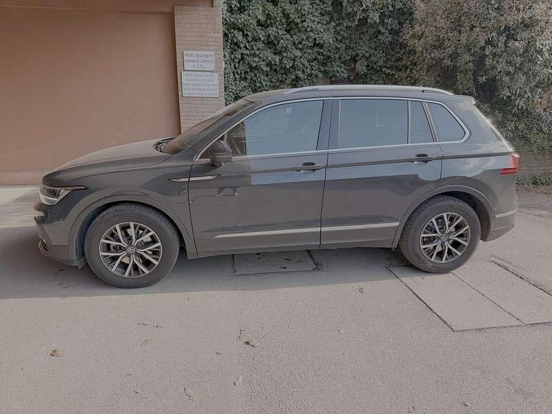 Usata VW Tiguan Life 131 CV (96 kW) 2023 Grigio SUV