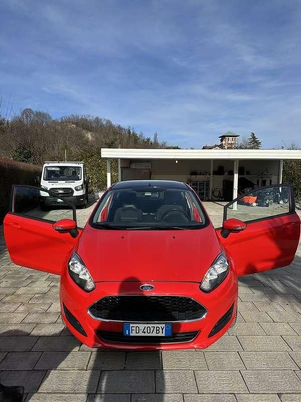 Usata Ford Fiesta Ambiente 75 CV (55 kW) 2016 Rosso Berlina