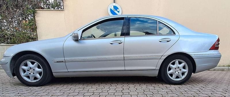 Usata Mercedes C220 Elegance 143 CV (105 kW) 2002 Argento Berlina