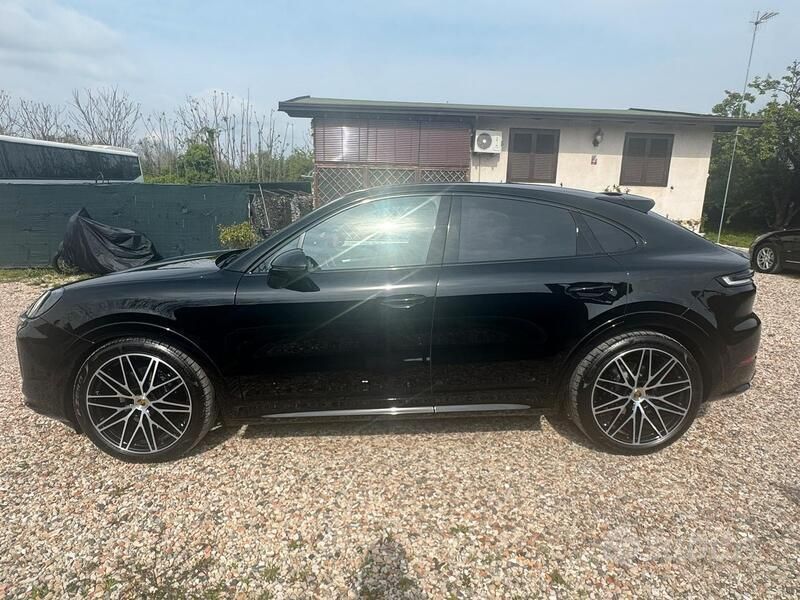 Gebraucht Porsche Cayenne 353 PS (259 kW) 2024 Schwarz SUV