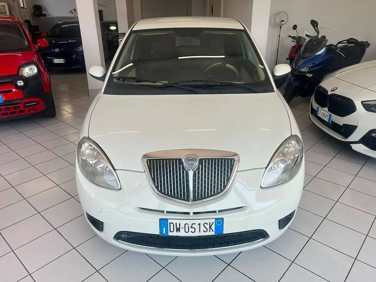 Usata Lancia Ypsilon 60 CV (44 kW) 2009 Bianco Utilitaria