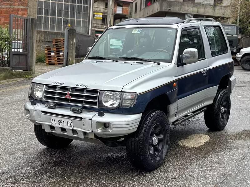 Usata Mitsubishi Pajero 99 CV (72 kW) 2000 Grigio SUV