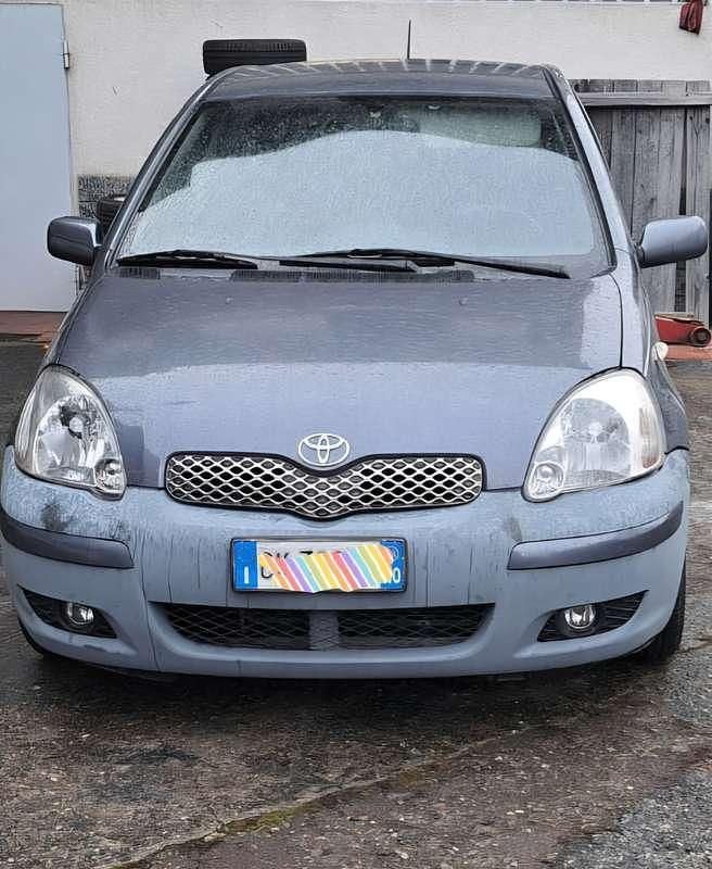 Usata Toyota Yaris 65 CV (47 kW) 2004 Grigio Utilitaria
