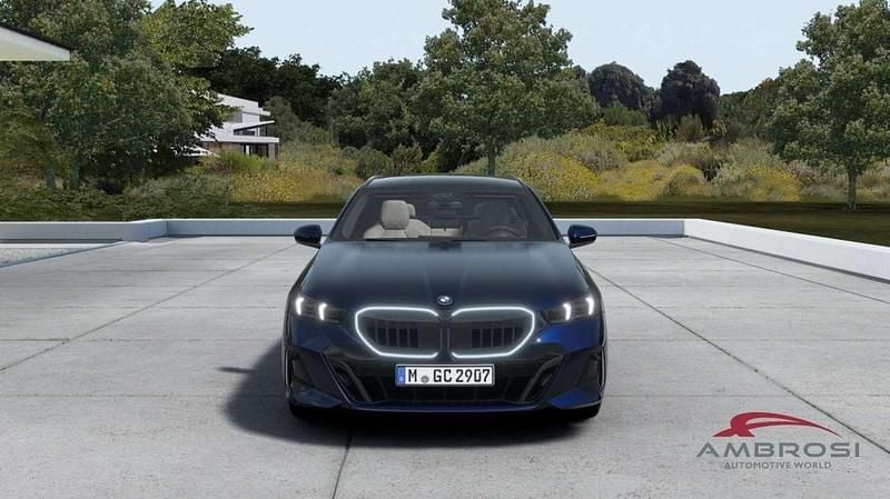 Nuova BMW 540 Comfort Edition 303 CV (222 kW) 2026 Tanzanite blue metallizzato Station wagon