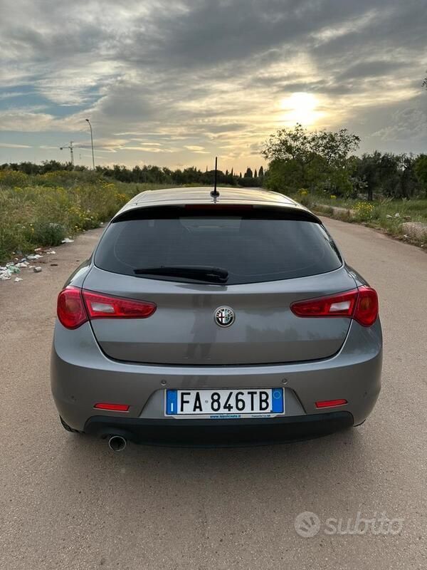 Usata Alfa Romeo Giulietta Distinctive 120 CV (88 kW) 2015 Grigio Utilitaria