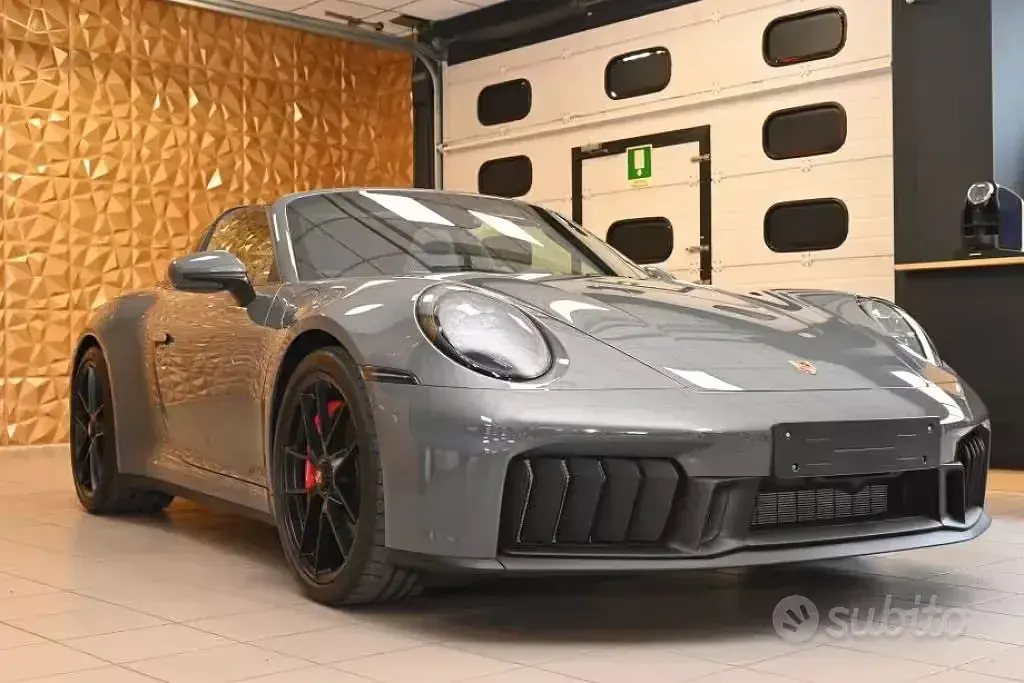 Nuova Porsche 911 Carrera 4 GTS Targa 541 CV (397 kW) 2026 Grigio Cabrio
