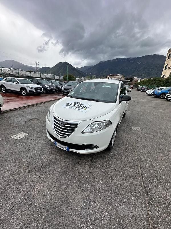 Usata Lancia Ypsilon Platinum 69 CV (50 kW) 2015 Bianco Utilitaria