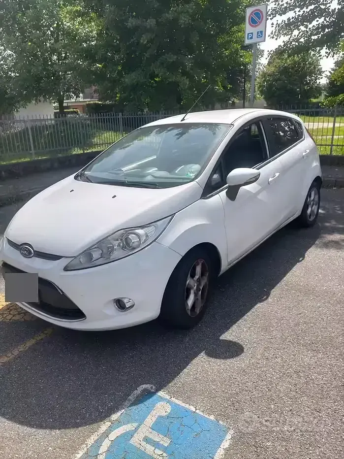 Usata Ford Fiesta Titanium 70 CV (51 kW) 2011 Bianco Berlina