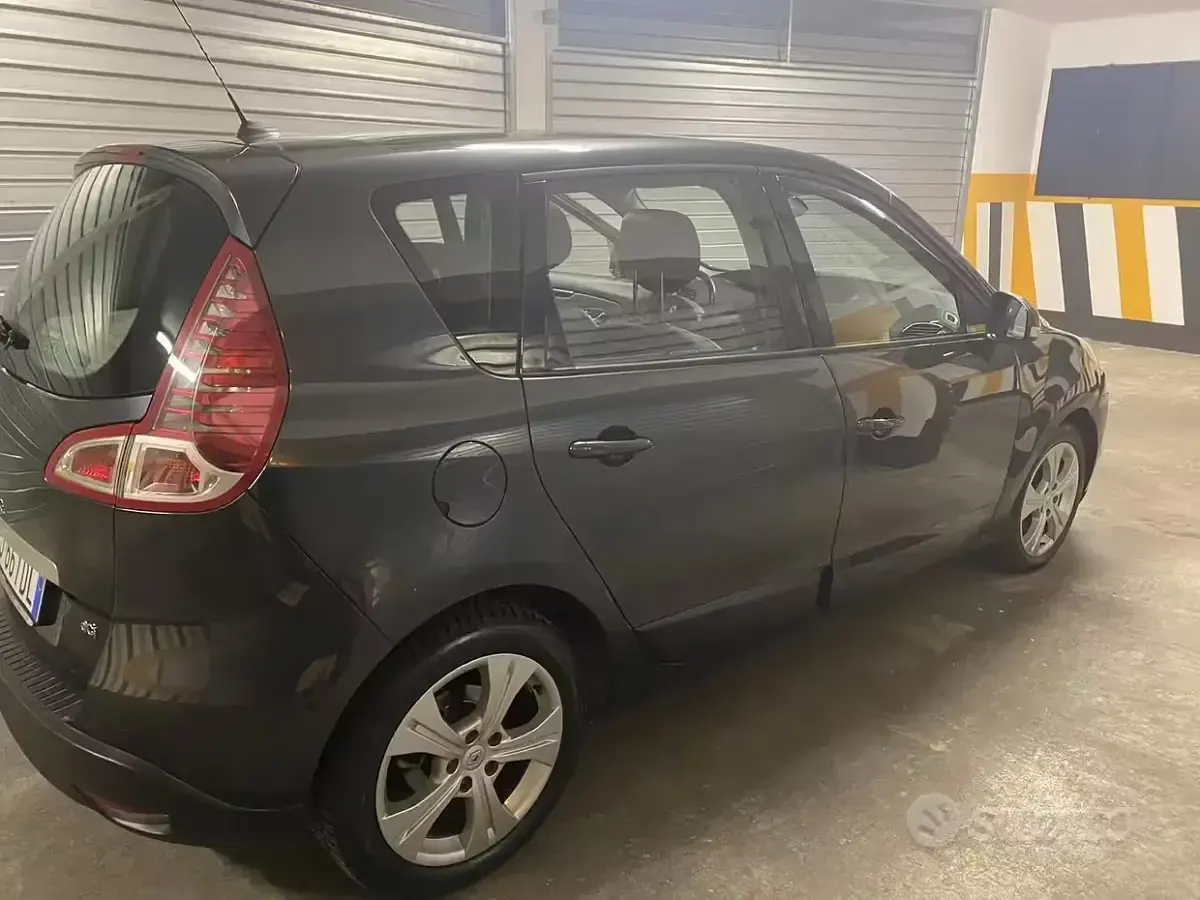 Usata Renault Scénic 110 CV (80 kW) 2011 Monovolume