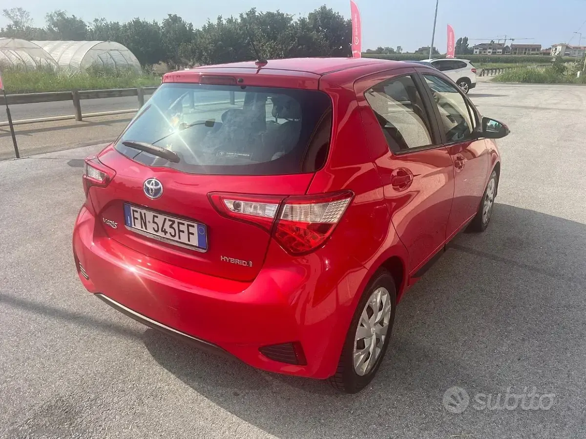 Usata Toyota Yaris Hybrid Cool 73 CV (53 kW) 2018 Rosso Berlina