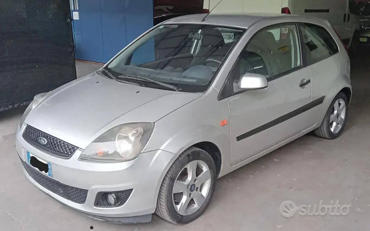 Usata Ford Fiesta 75 CV (55 kW) 2006 Grigio Utilitaria