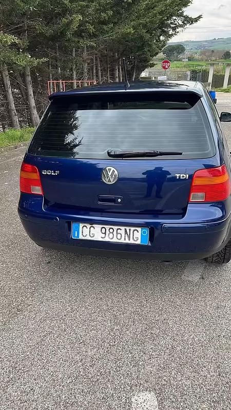Usata VW Golf IV 101 CV (74 kW) 2003 Blu Berlina