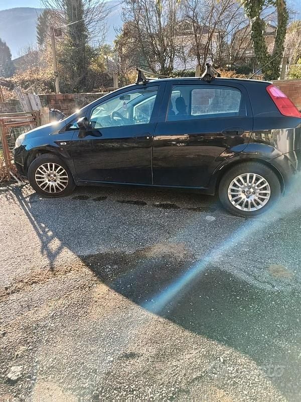Nero Usata 2015 Fiat Grande Punto Due volumi | 2000 € (Buon prezzo) - Immagine 1/4
