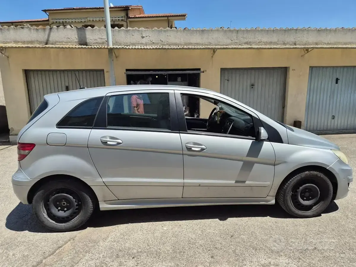 Usata Mercedes B180 109 CV (80 kW) 2011 Grigio Utilitaria