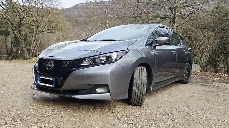 Usata Nissan Leaf Tekna 89 kW (122 CV) 2022 Grigio Utilitaria