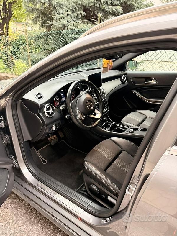 Usata Mercedes GLA180 122 CV (89 kW) 2019 Grigio SUV