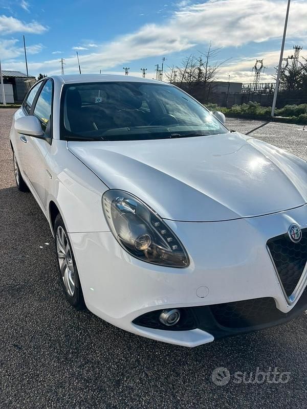 Bianco Usata 2016 Alfa Romeo Giulietta Tre volumi | 12.000 € (Buon prezzo) - Immagine 1/4