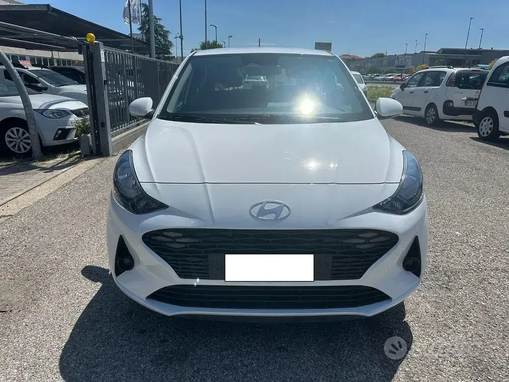 Usata Hyundai i10 67 CV (49 kW) 2024 Bianco Utilitaria