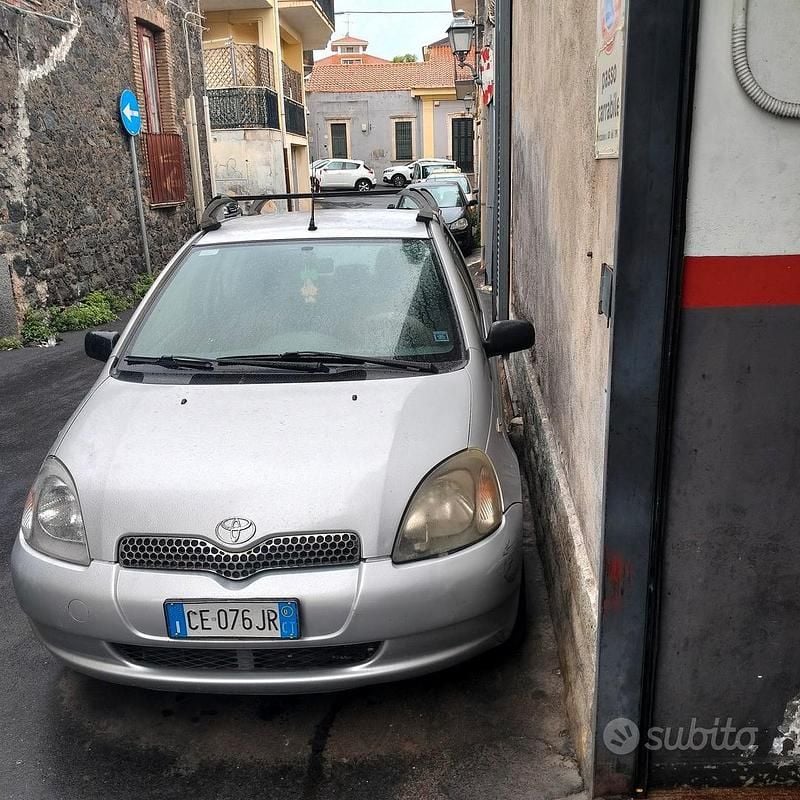 Grigio Usata 2000 Toyota Yaris Tre volumi | 1000 € (Buon prezzo) - Immagine 1/2