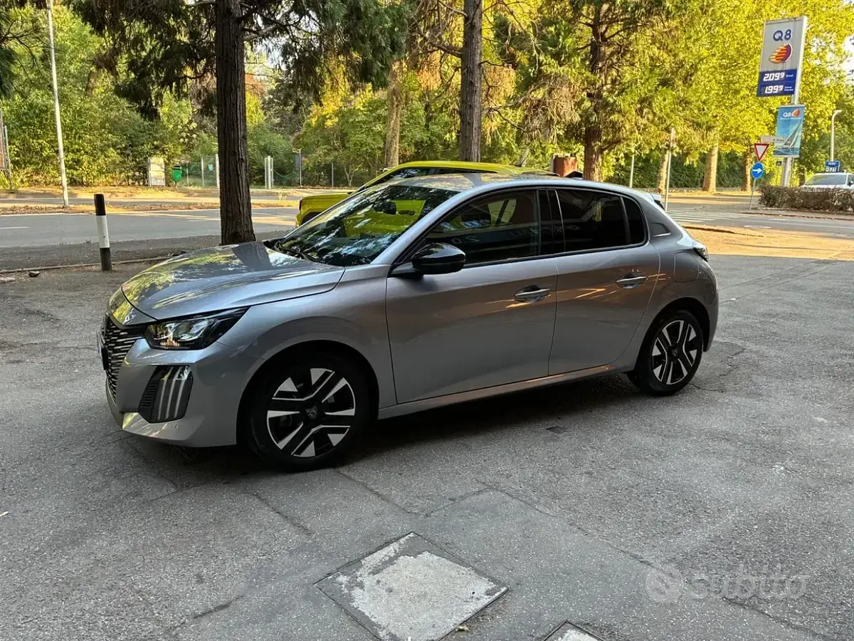 Usata Peugeot 208 Allure 101 CV (74 kW) 2025 Grigio Utilitaria