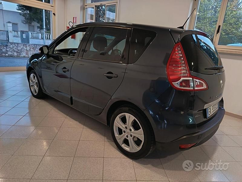 Usata Renault Scénic III Luxe 110 CV (80 kW) 2012 Grigio Monovolume