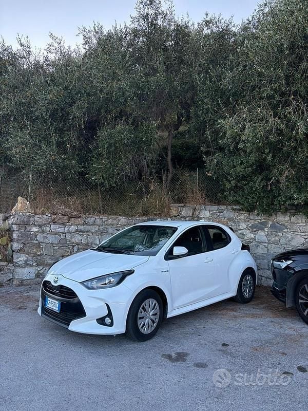 Usata Toyota Yaris Hybrid Active 116 CV (85 kW) 2021 Bianco Utilitaria