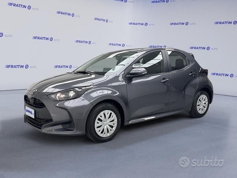 Grey metallic Usata 2025 Toyota Yaris Hybrid Active Tre volumi | 20.890 € (Buon prezzo) - Immagine 1/4