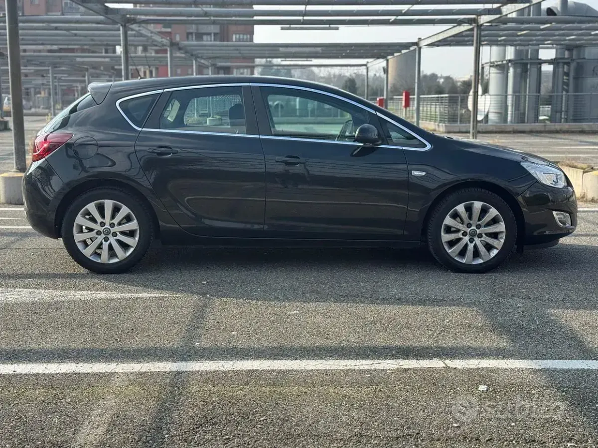 Usata Opel Astra Cosmo 110 CV (80 kW) 2011 Nero Berlina