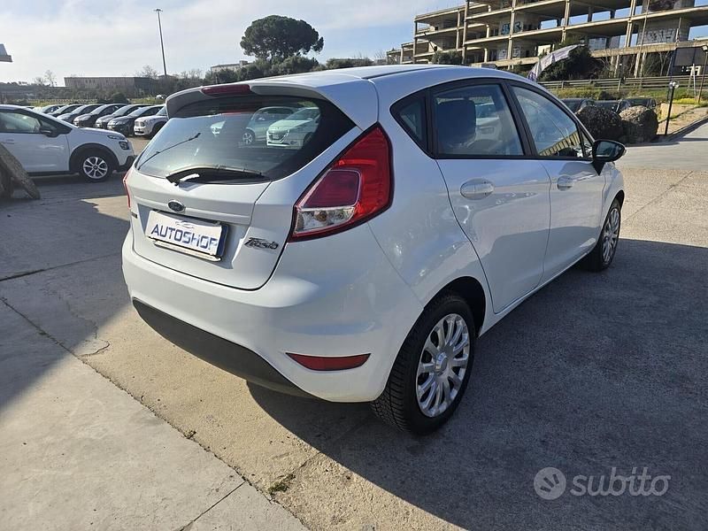 Usata Ford Fiesta 95 CV (69 kW) 2013 Bianco Berlina