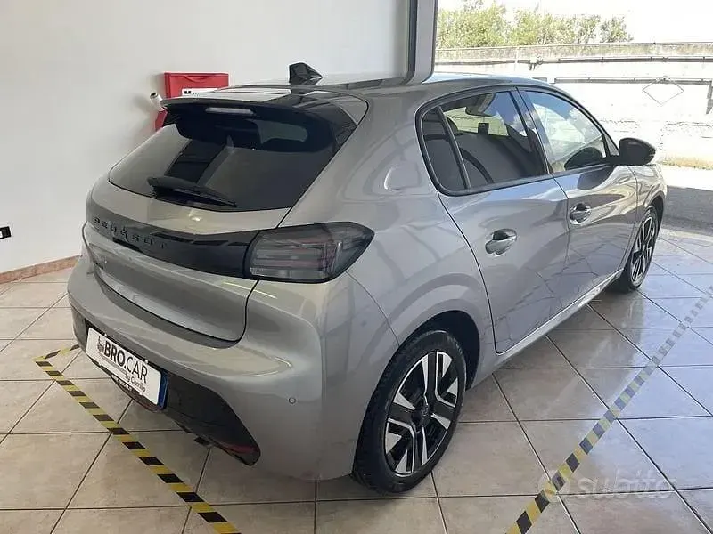 Usata Peugeot 208 Allure 102 CV (75 kW) 2025 Grigio Utilitaria
