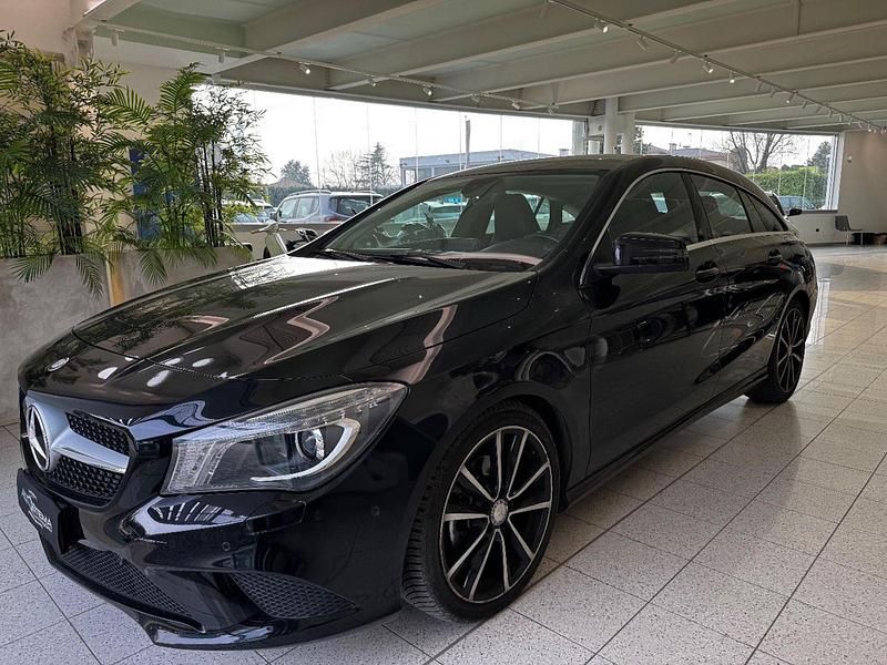 Nero metallizzato Usata 2015 Mercedes CLA220 Tre volumi | 12.490 € - Immagine 1/4