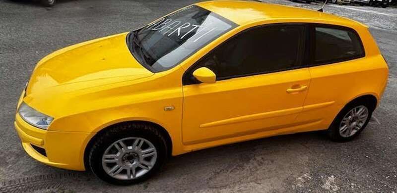 Giallo Usata 2002 Fiat Stilo Abarth Tre volumi | 5500 € (Buon prezzo) - Immagine 1/4