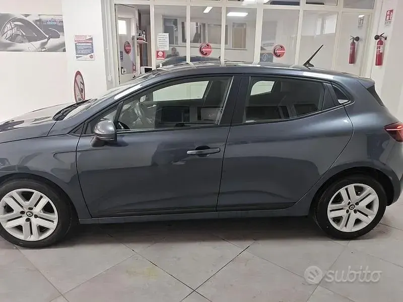 Käytetty Renault Clio V Techno 90 HP (66 kW) 2022 Harmaa Sedan