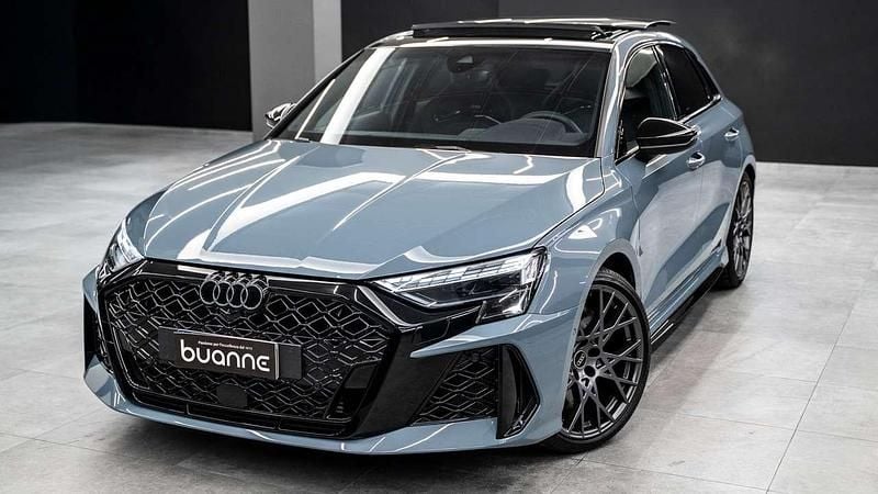 Grigio kemora perlato Usata 2025 Audi RS3 Sportback Ambiente Utilitaria | 69.999 € (Molto cara) - Immagine 1/4