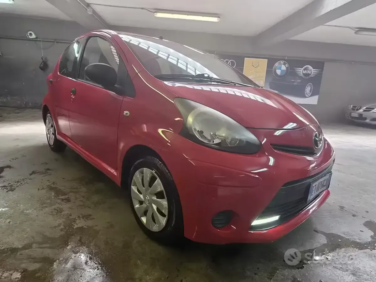 Brugt Toyota Aygo Connect Style 68 HK (50 kW) 2013 Rød Hatchback