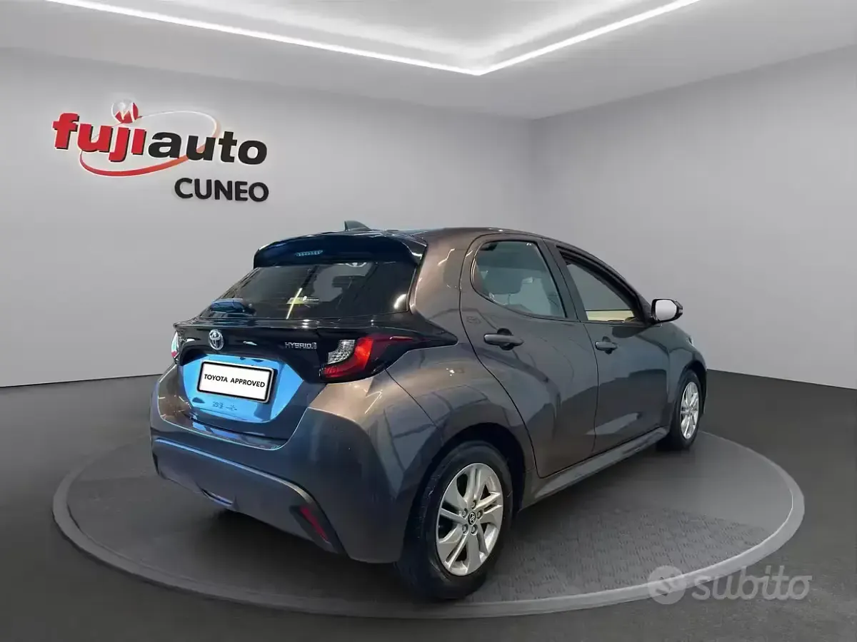 Usata Toyota Yaris Business Edition 116 CV (85 kW) 2021 Grigio Utilitaria