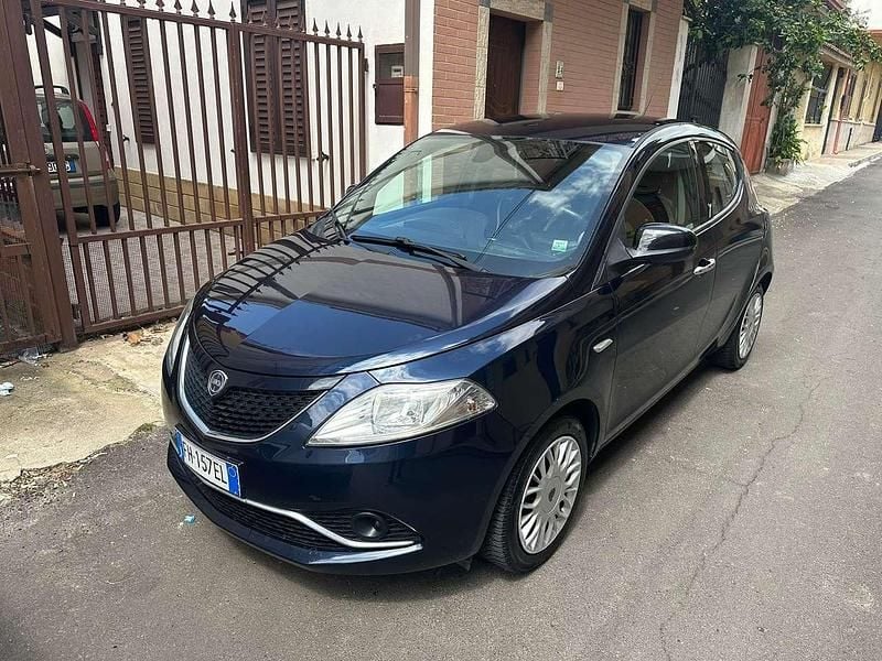 Usado Lancia Ypsilon Gold 95 HP (69 kW) 2017 Azul Citadino