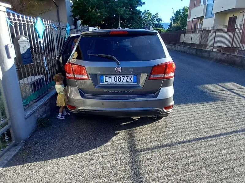 Grigio Usata 2012 Fiat Freemont SUV | 6000 € (Super prezzo) - Immagine 1/4