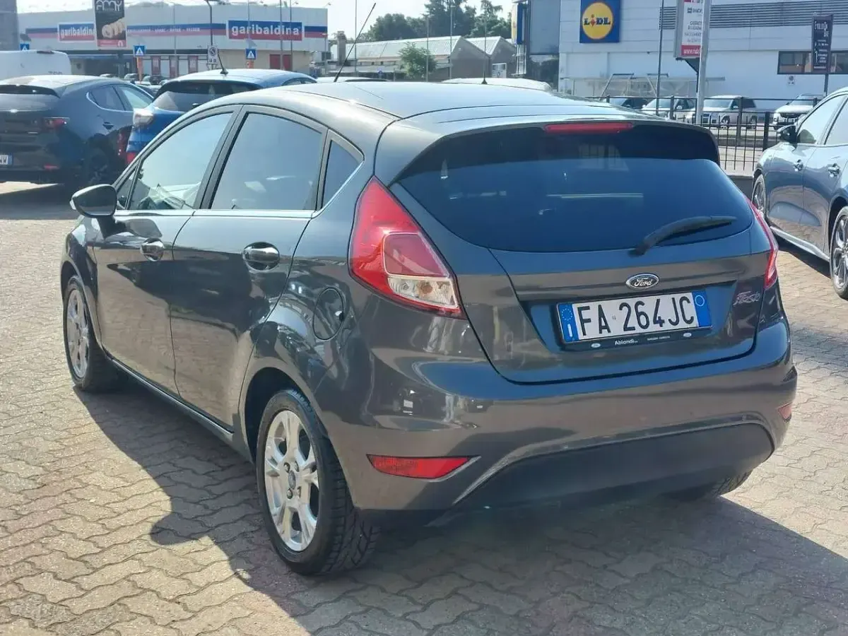 Usata Ford Fiesta Titanium 95 CV (69 kW) 2015 Magnetic grey Utilitaria