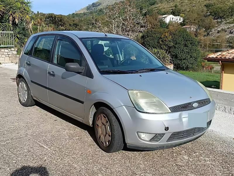 Usata Ford Fiesta 68 CV (50 kW) 2004 Grigio Utilitaria