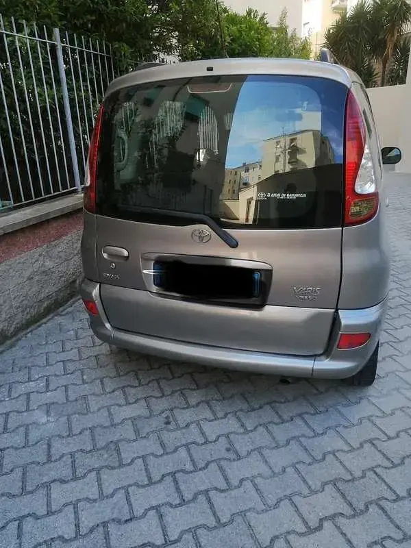 Usata Toyota Yaris Verso Luna 84 CV (61 kW) 2005 Argento Monovolume