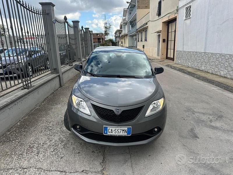 Usata Lancia Ypsilon 69 CV (50 kW) 2020 Grigio Utilitaria