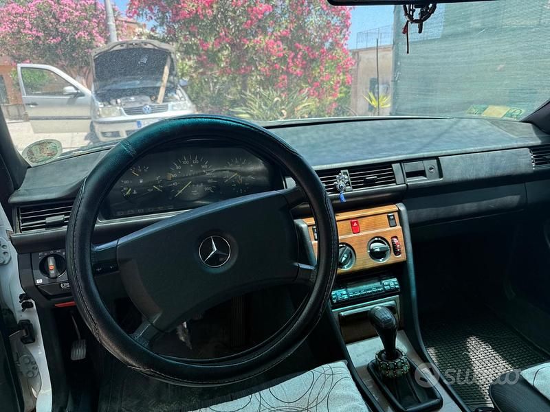 Usata Mercedes E250 90 CV (66 kW) 1988 Bianco Berlina